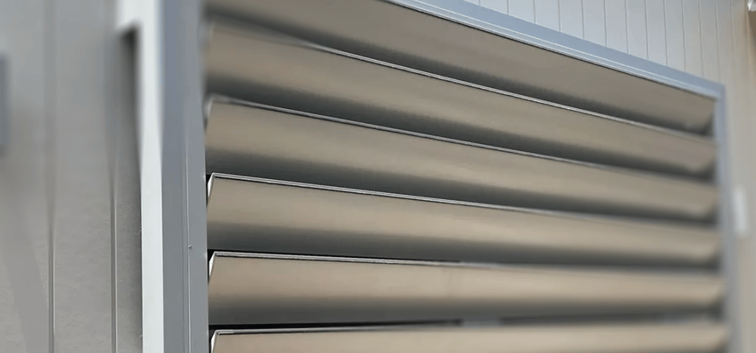 A window equipped with a sun louvre panel, constructed from aluminum, allowing light control and ventilation.