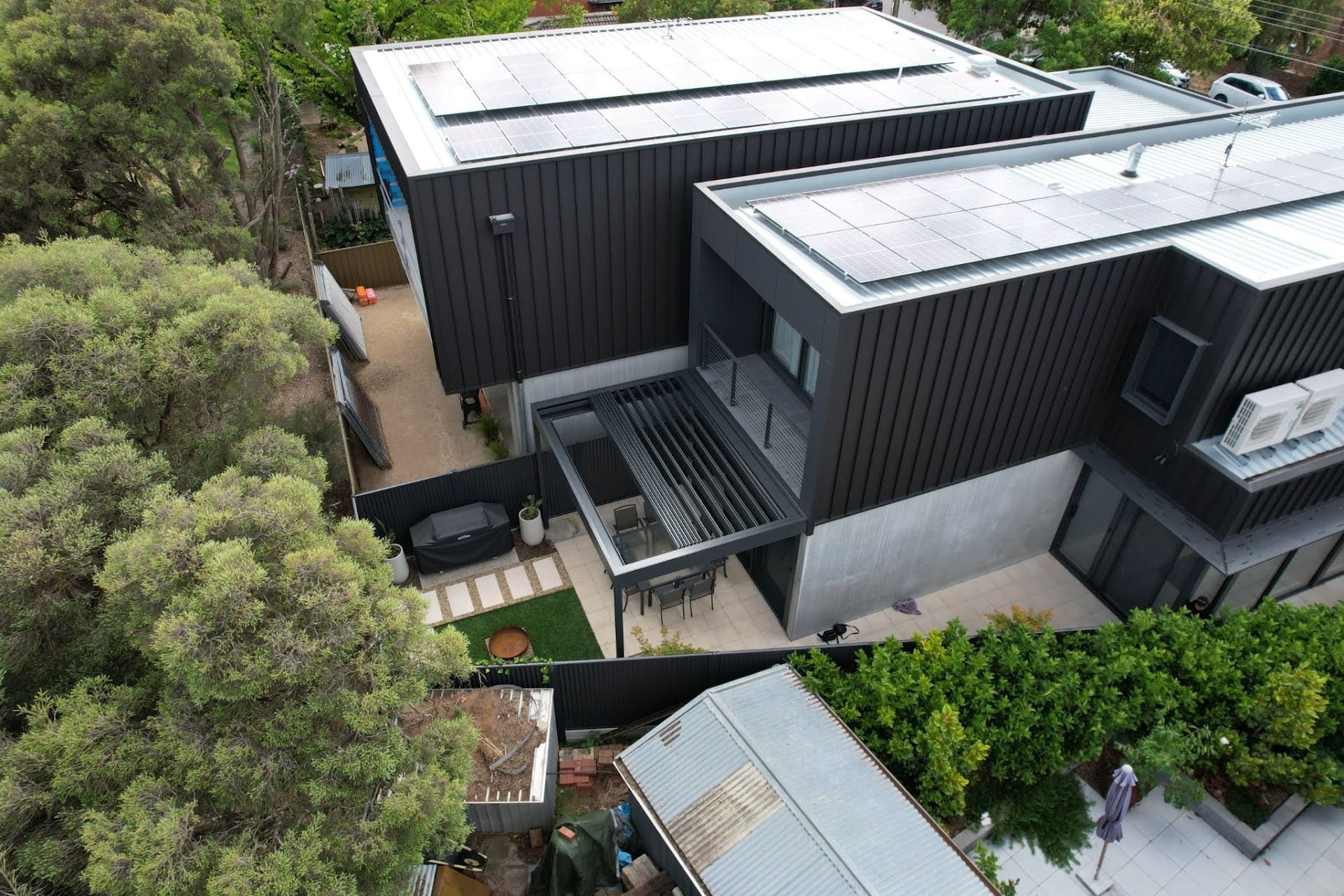 How does a retractable roof work