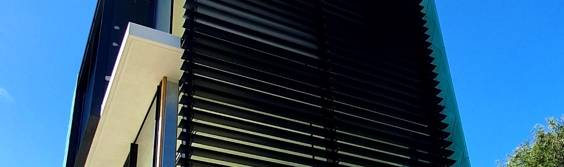 200mm Maxi Louvres - Bracket Fixed