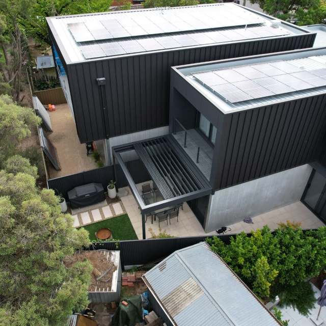 How does a retractable roof work