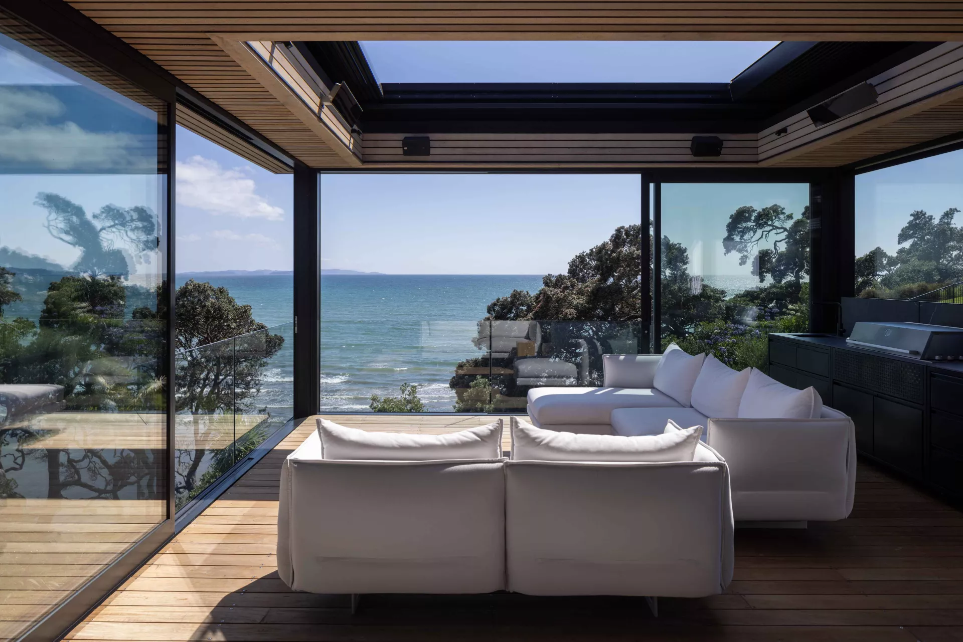 Find your closest Louvretec Dealer!